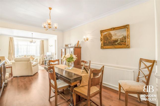 68 Queenborough Gardens, Ilford photo 4