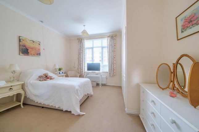 Flat for sale in Mill Hill East, London