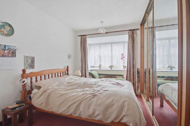 15 Halesworth Close, Chesterfield photo 4