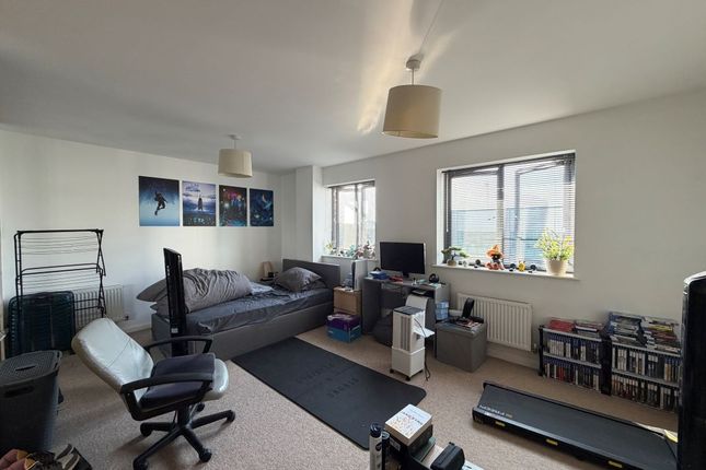 Flat 27 Hemingford Court, Gartlet Road, Watford, Hertfordshire, WD17 2AQ photo 3