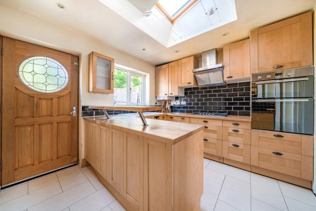 27, Bricksbury Hill, Farnham photo 4