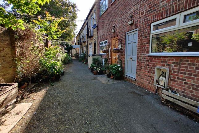 Thumbnail Mews house to rent in Turnpike Lane, London