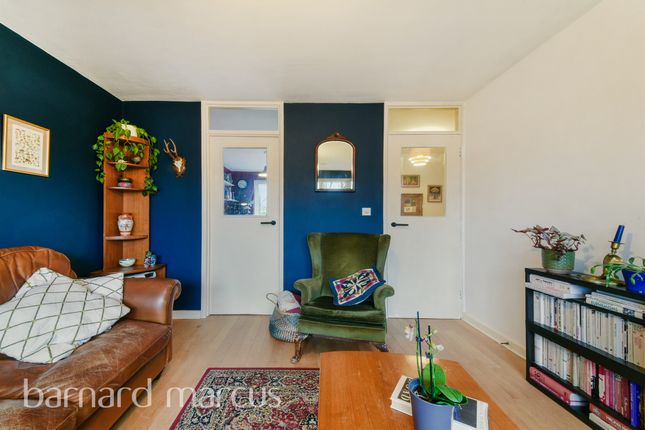 Flat for sale in Staveley Close, London