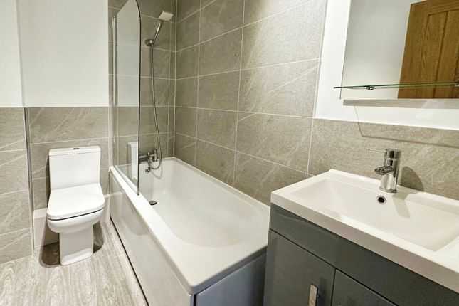 Flat 5, 21, Old Lansdowne Road, Greater Manchester photo 4