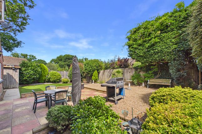 36, Beaver Close, Horsham photo 2