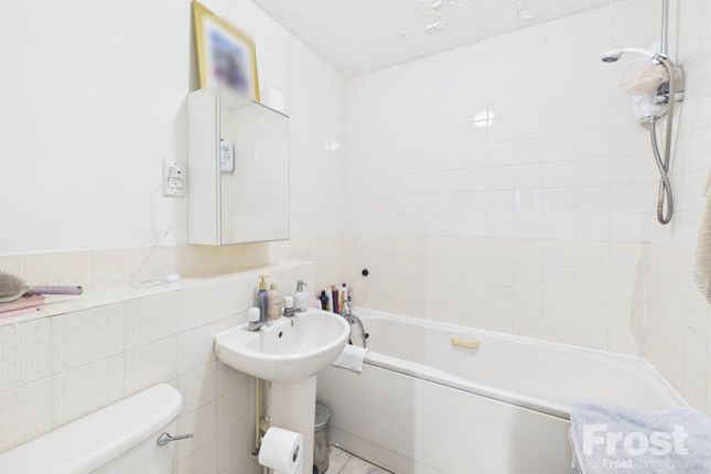 132, Littlebrook Avenue, Slough photo 4