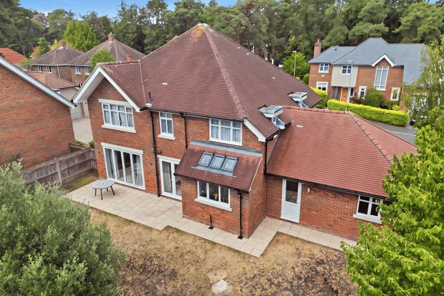 22, Dormy Crescent, Ferndown photo 2