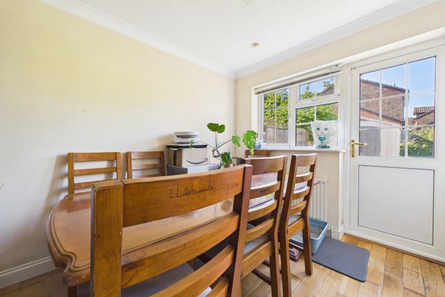 22, Bingley Grove, Reading photo 4