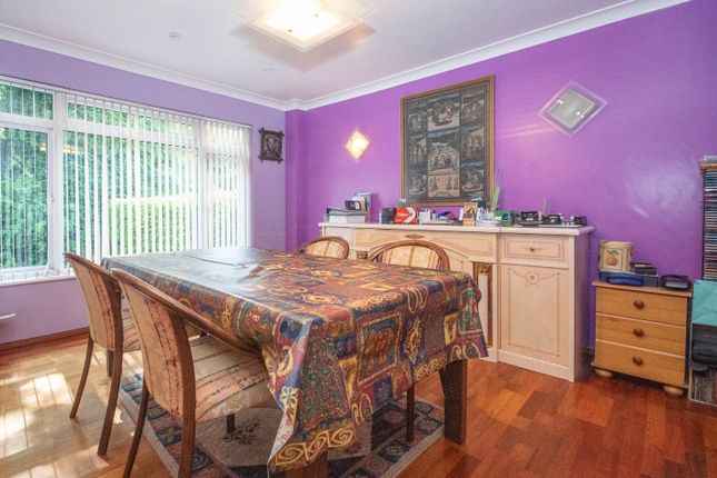 6 The Dell, Pinner, Greater London photo 4