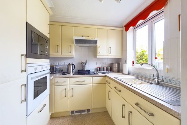 12 Pegasus Court, Stafford Road, Caterham photo 3