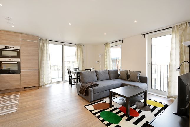 Flat to rent in Whiting Way, London