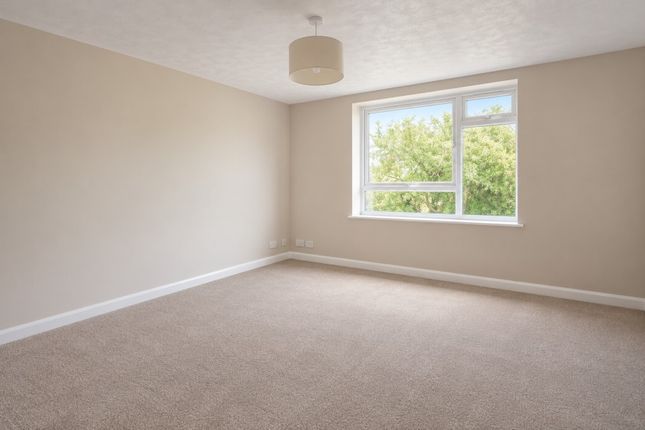 Flat 10 Cedar House, Gorse Court, Guildford photo 4