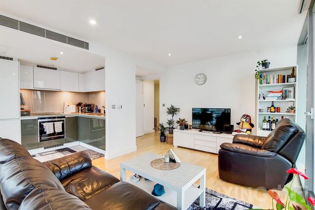 Flat for sale in Marsh Wall, London