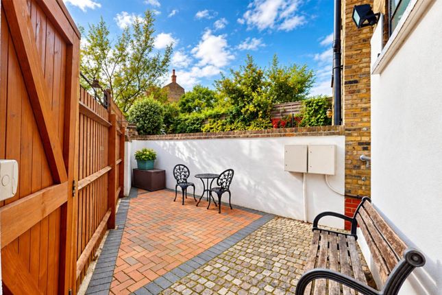 1b, Bisham Gardens, London photo 3