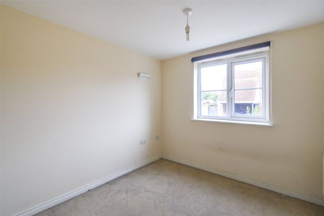 Flat for sale in Doctors Acre, Hook, Hampshire