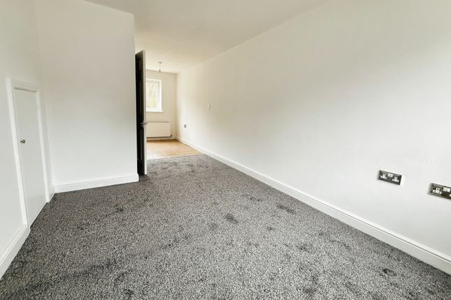1 Lodge Court, Telford photo 3