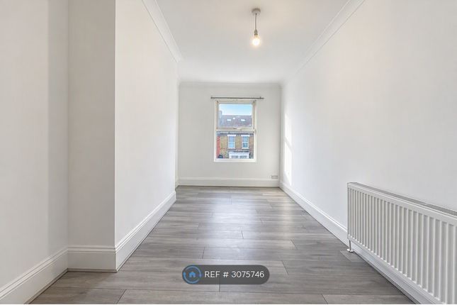 Flat, Enfield photo 2