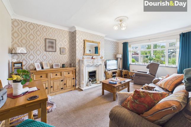 8 Carder Avenue, Stafford photo 4