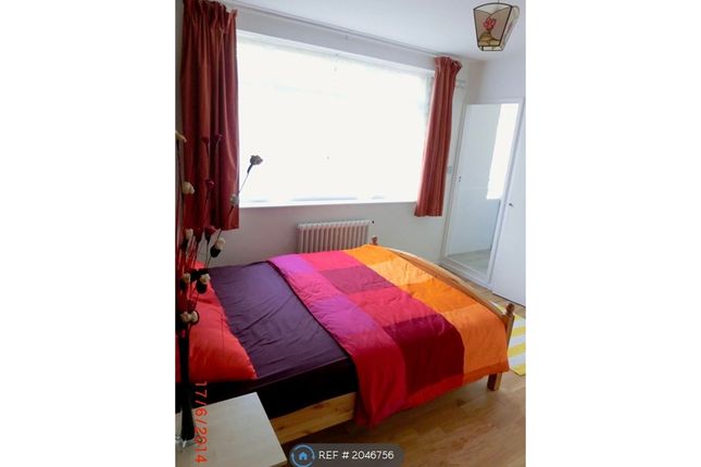 Flat to rent in Wellesley Court Maida Vale, London