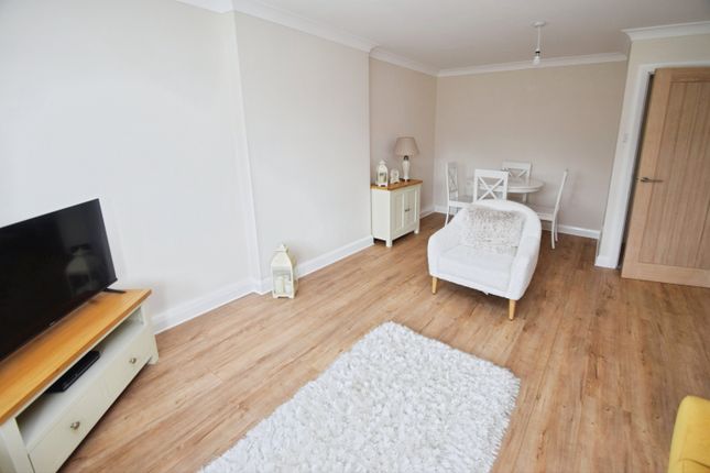 132, Nab Wood Drive, Bradford photo 4