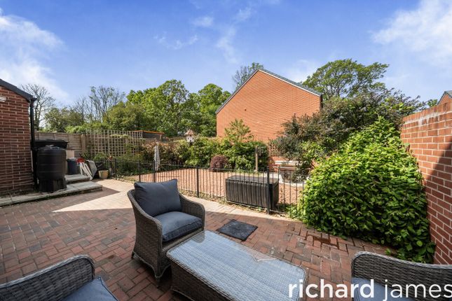 17, Lucknam Crescent, Swindon photo 4