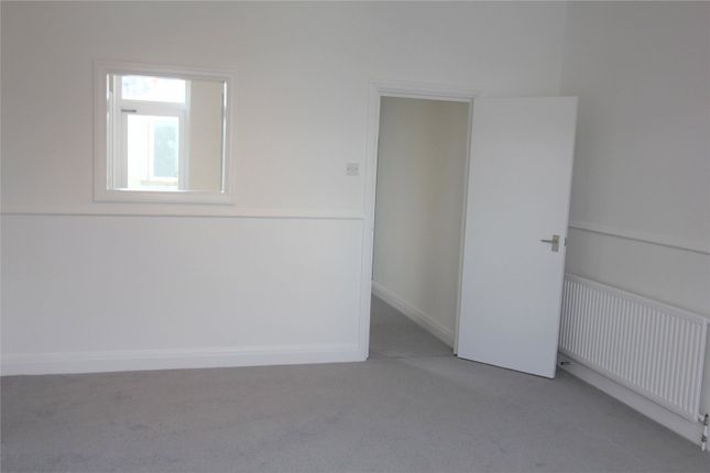 Flat to rent in Wades Hill, London