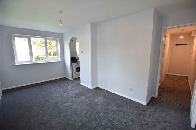 72, Redford Close, Feltham photo 4