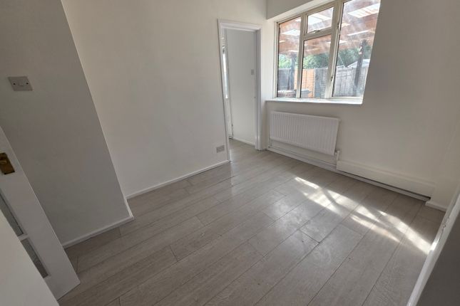 17, Styles Close, Luton photo 4