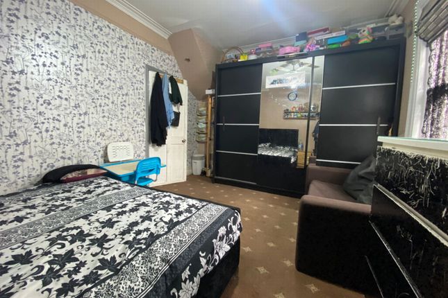 8, Ellison Garden, Southall, London photo 4