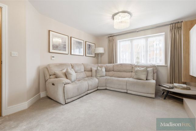 13, Chalkhill Close, Chigwell photo 3