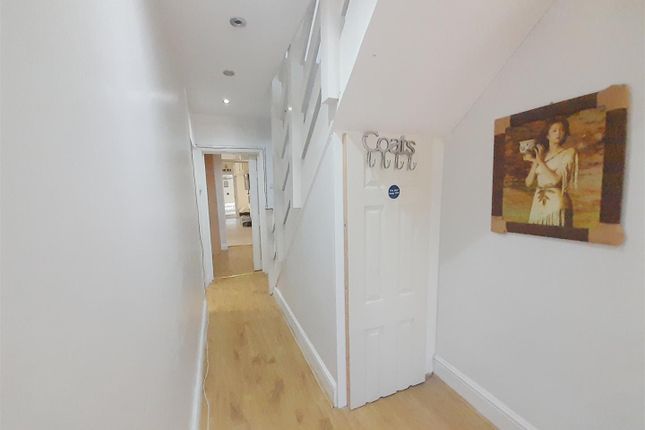 16, Arrowscout Walk, Northolt photo 5