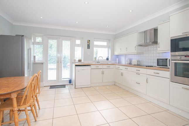 33a Balmoral Crescent, West Molesey photo 4