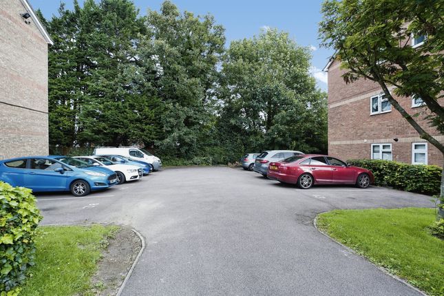 Flat for sale in Quilter Close, Luton