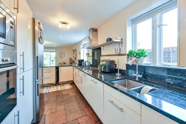 Chandlers Close, West Molesey photo 4