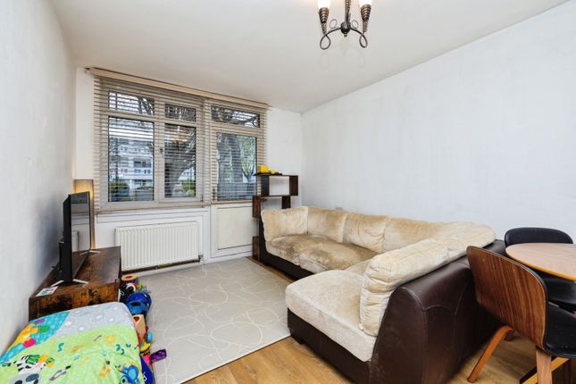 10 Dartle Court, Dickens Estate, London photo 4