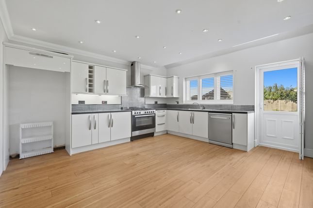 11 Madeira Road, Holland-on-Sea photo 3
