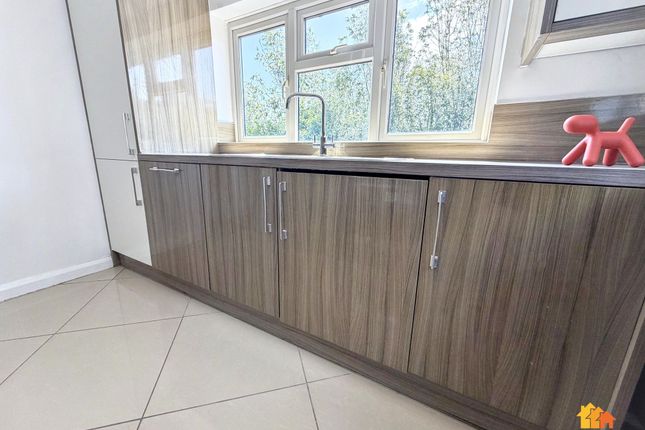 25 Darvell Drive, Chesham photo 4