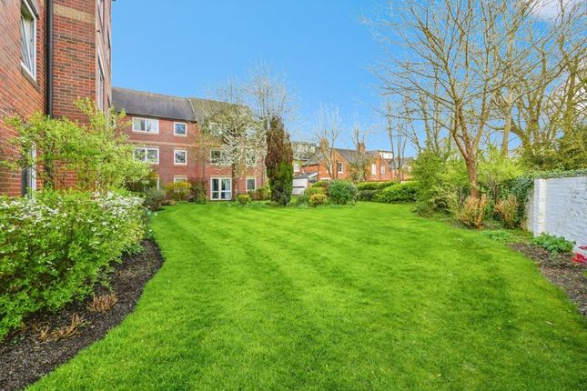 Flat for sale in Tumbling Bay Court, Oxford