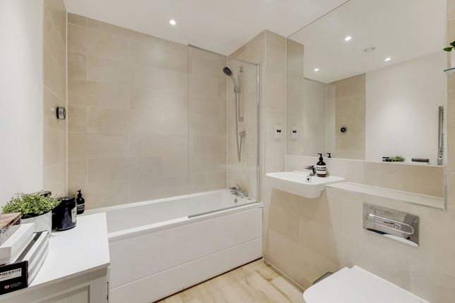 Flat for sale in Swan Court, Isleworth