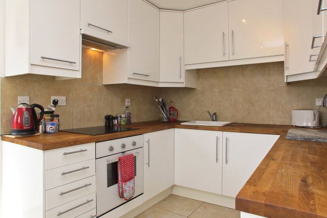 Thumbnail Flat for sale in Newlands Quay, London