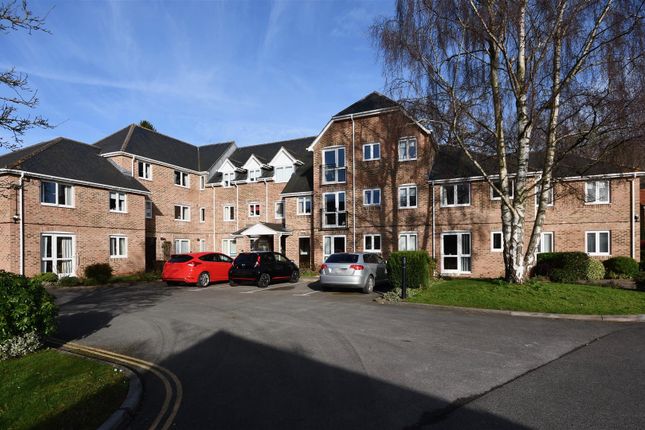 Thumbnail Flat for sale in The Avenue, Taunton
