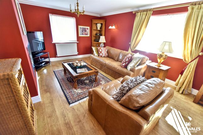 17, Michaels Walk, Pembroke Dock photo 2