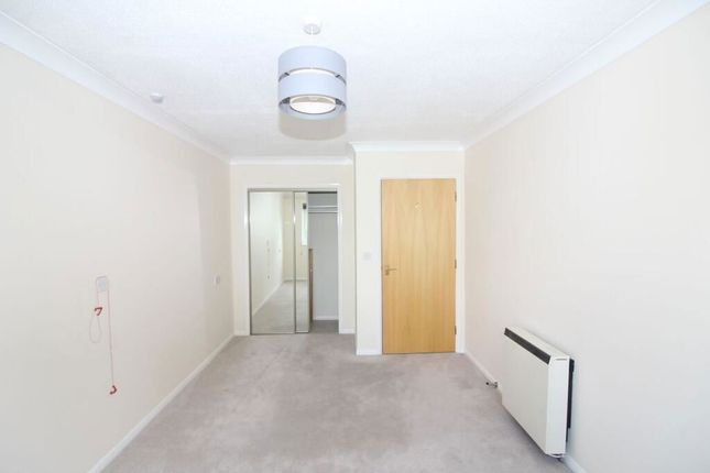 33, Collingwood Court, Royston photo 2