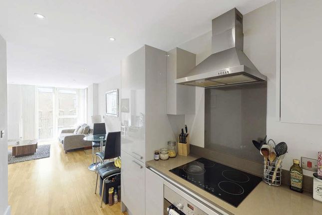 Flat 202, The Crescent, London photo 3