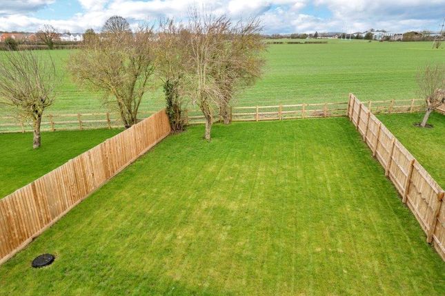 2 Pear Tree Gardens, Stowmarket photo 4