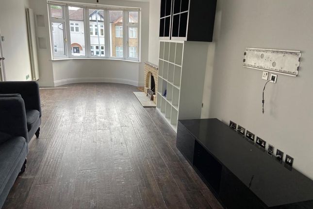 19, Ridgeway, Woodford Green photo 3