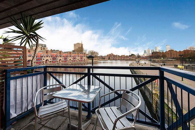 Thumbnail Flat for sale in Maynards Quay, London