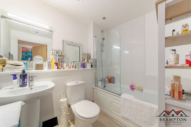 Flat for sale in Liberty Court, Great North Way, London
