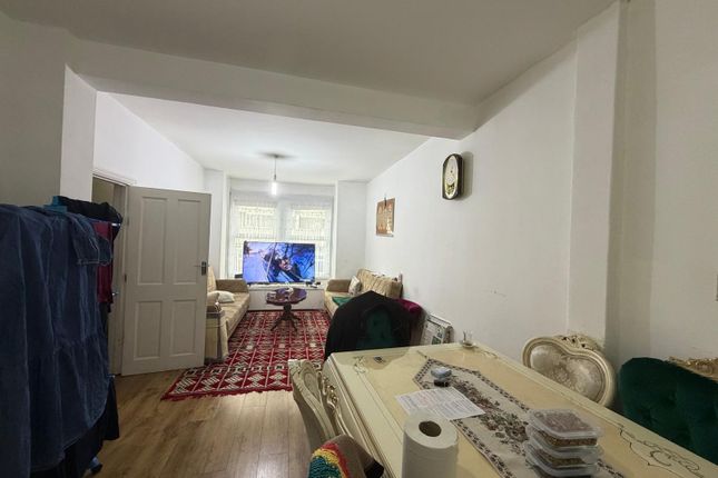13, Park Avenue, Greater London photo 2