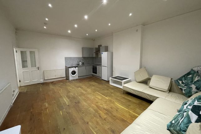 Flat to rent in South End, Croydon, Surrey